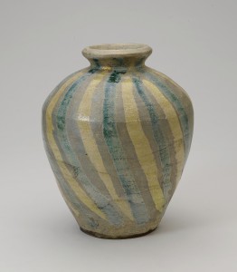 LOT.107 北大路魯山人 「銀彩ネジ壷花入」 H26.7×D22.0㎝ 肩部に掻き銘「ロ」 共箱 落札予想金額:¥3,500,000~¥5,000,000.