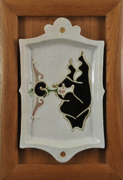 LOT.98河井寛次郎 「白地筒描花手文陶板」 51.2×30.5㎝ 額装(65.0×44.0㎝) 河井敏孝箱 河井武一箱 ¥2,500,000~¥3,500,000